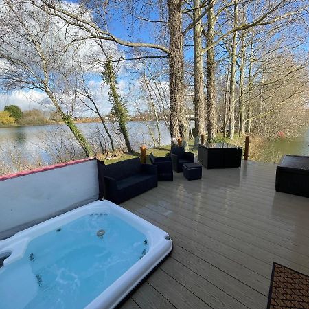 Rudd Lake Luxury Lakeside Lodge With Fishing & Hot Tub@Tattershall Exterior photo