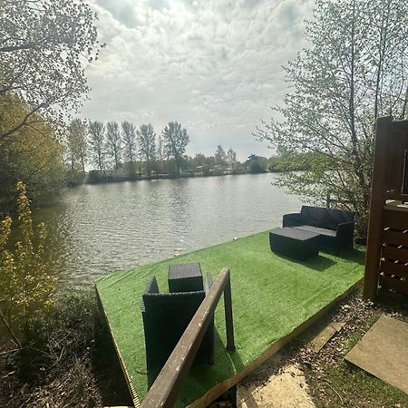 Rudd Lake Luxury Lakeside Lodge With Fishing & Hot Tub@Tattershall Exterior photo