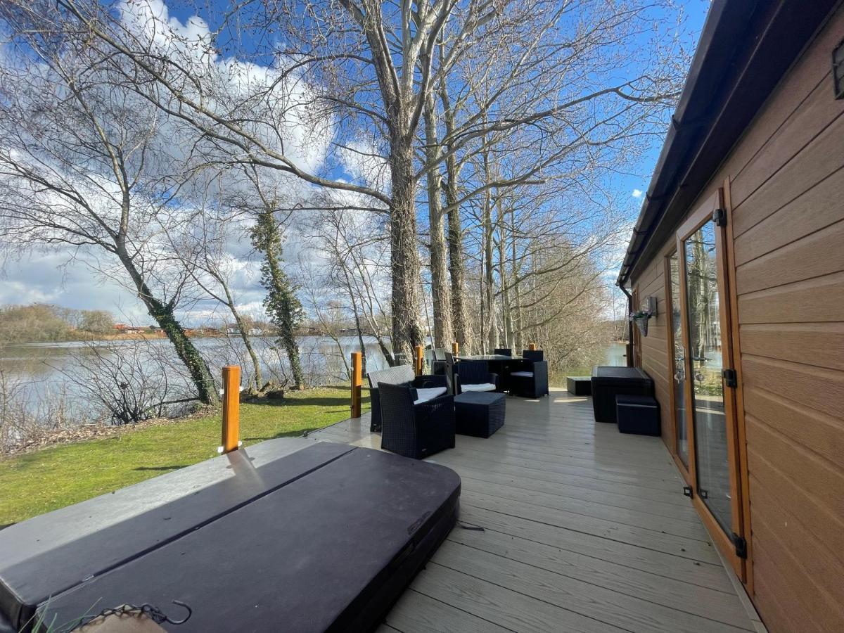 Rudd Lake Luxury Lakeside Lodge With Fishing & Hot Tub@Tattershall Exterior photo