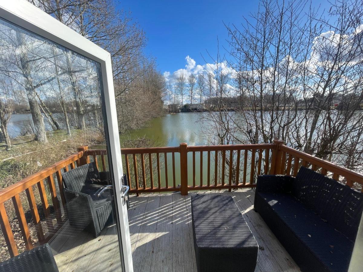 Rudd Lake Luxury Lakeside Lodge With Fishing & Hot Tub@Tattershall Exterior photo