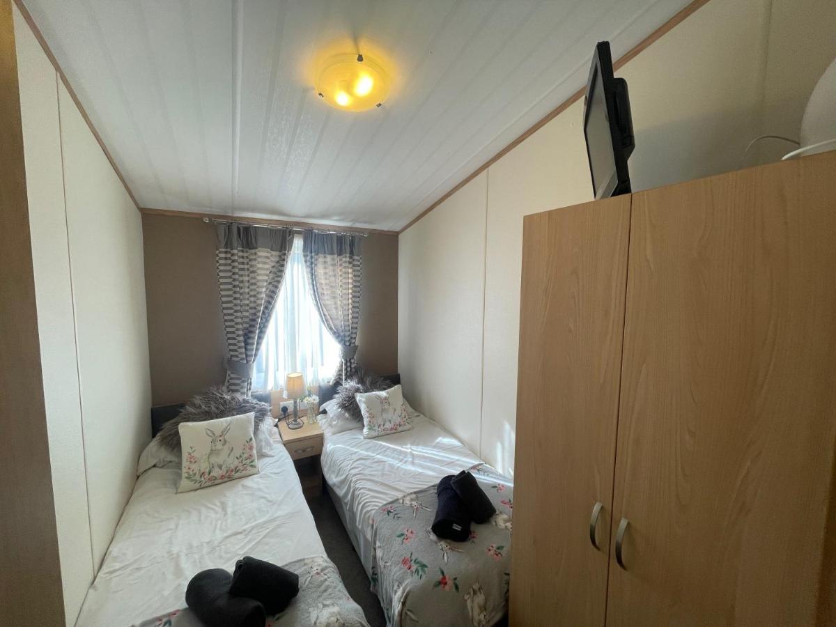 Rudd Lake Luxury Lakeside Lodge With Fishing & Hot Tub@Tattershall Exterior photo