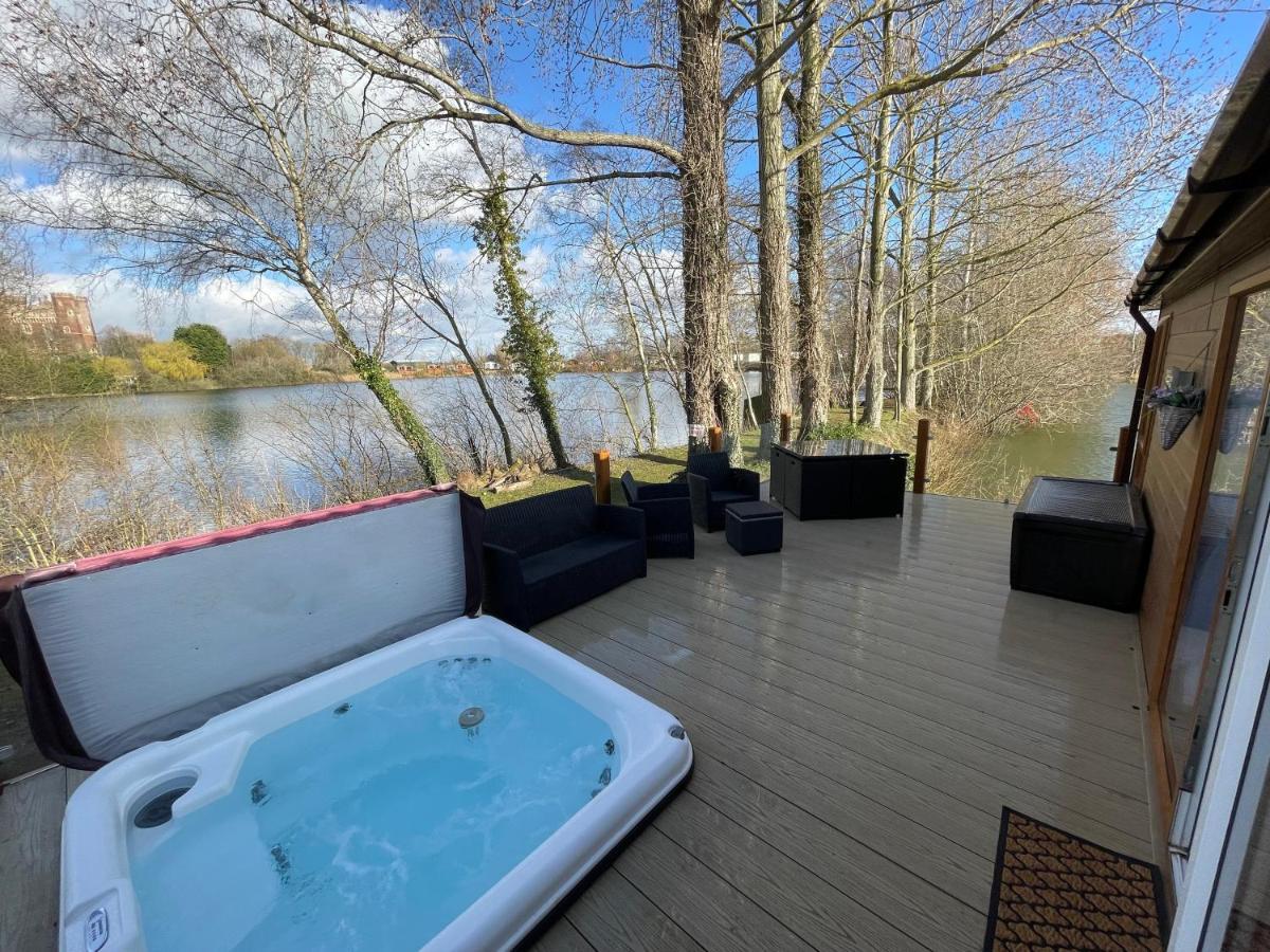 Rudd Lake Luxury Lakeside Lodge With Fishing & Hot Tub@Tattershall Exterior photo