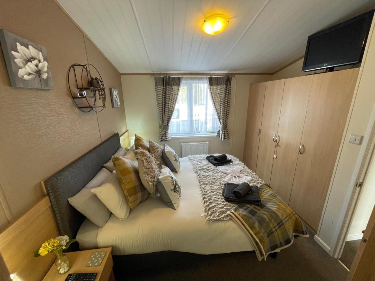 Rudd Lake Luxury Lakeside Lodge With Fishing & Hot Tub@Tattershall Exterior photo