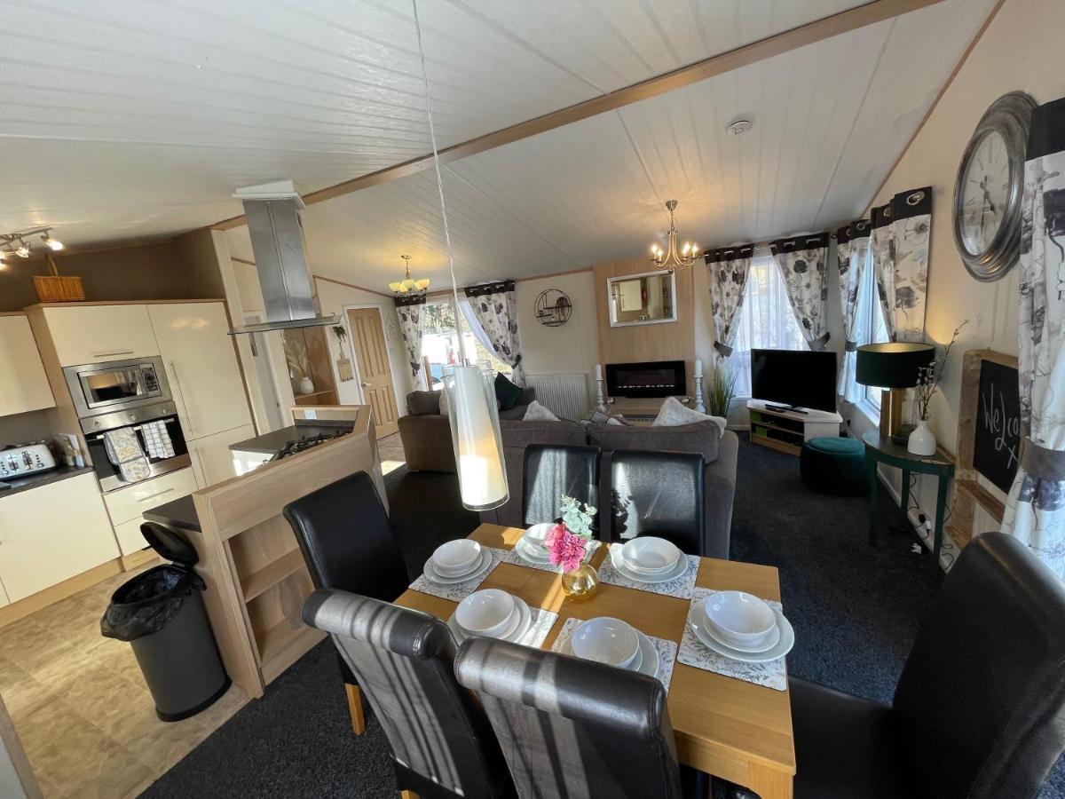 Rudd Lake Luxury Lakeside Lodge With Fishing & Hot Tub@Tattershall Exterior photo