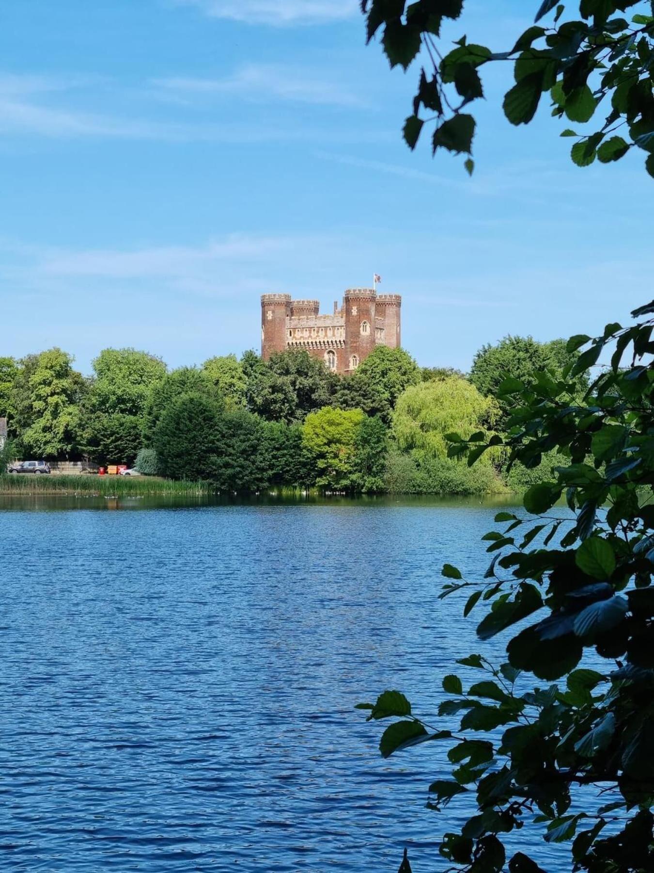 Rudd Lake Luxury Lakeside Lodge With Fishing & Hot Tub@Tattershall Exterior photo