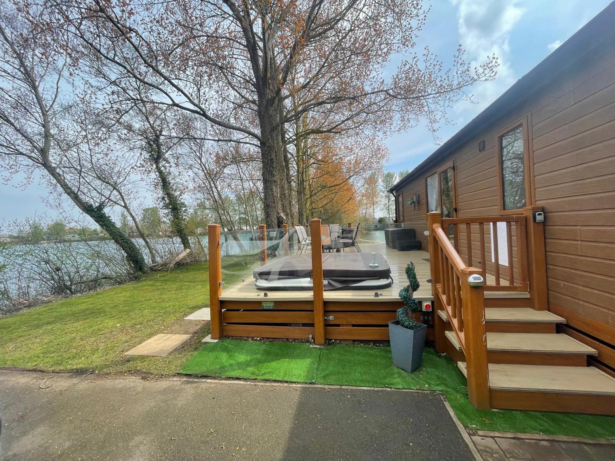 Rudd Lake Luxury Lakeside Lodge With Fishing & Hot Tub@Tattershall Exterior photo