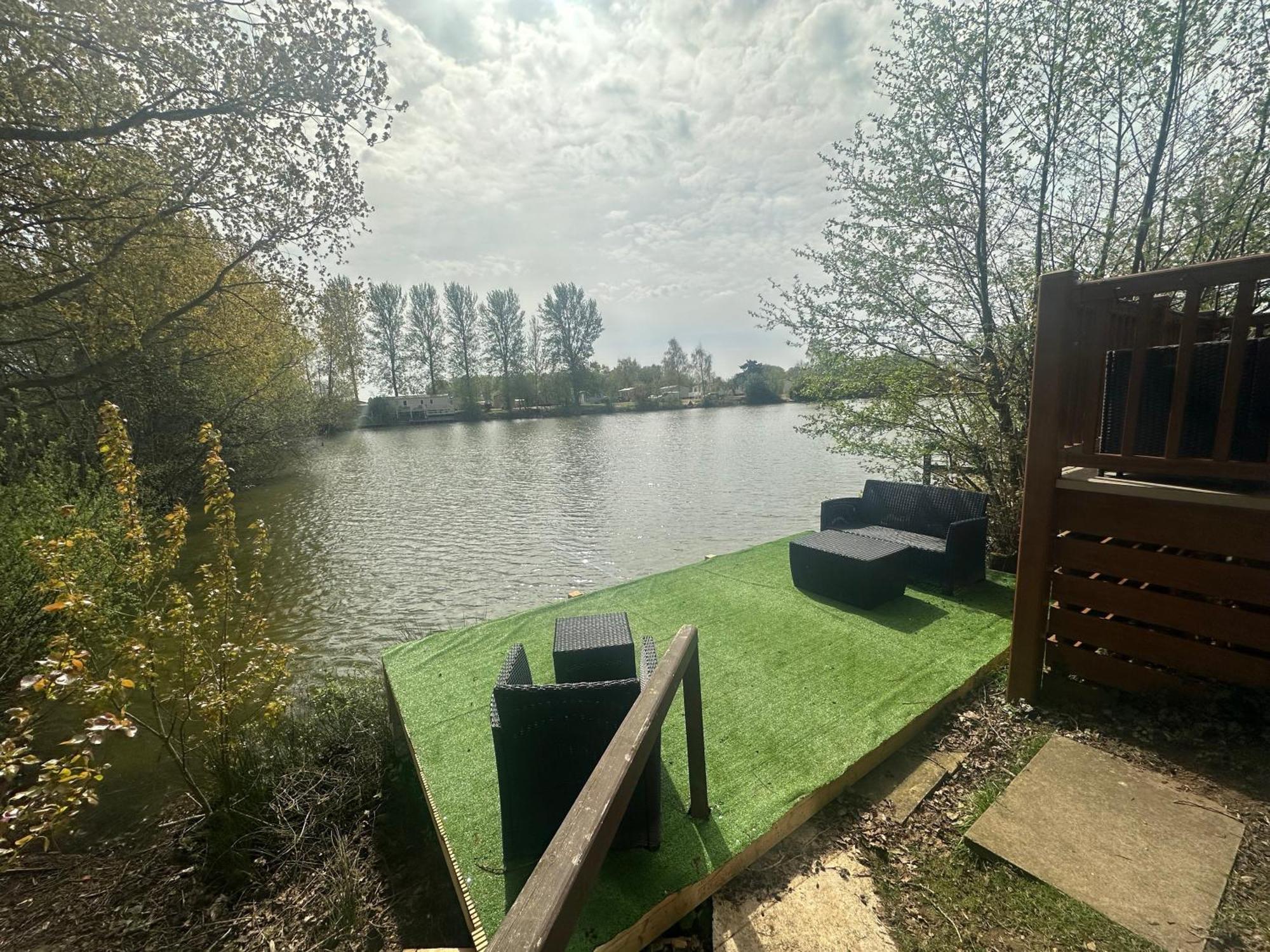 Rudd Lake Luxury Lakeside Lodge With Fishing & Hot Tub@Tattershall Exterior photo