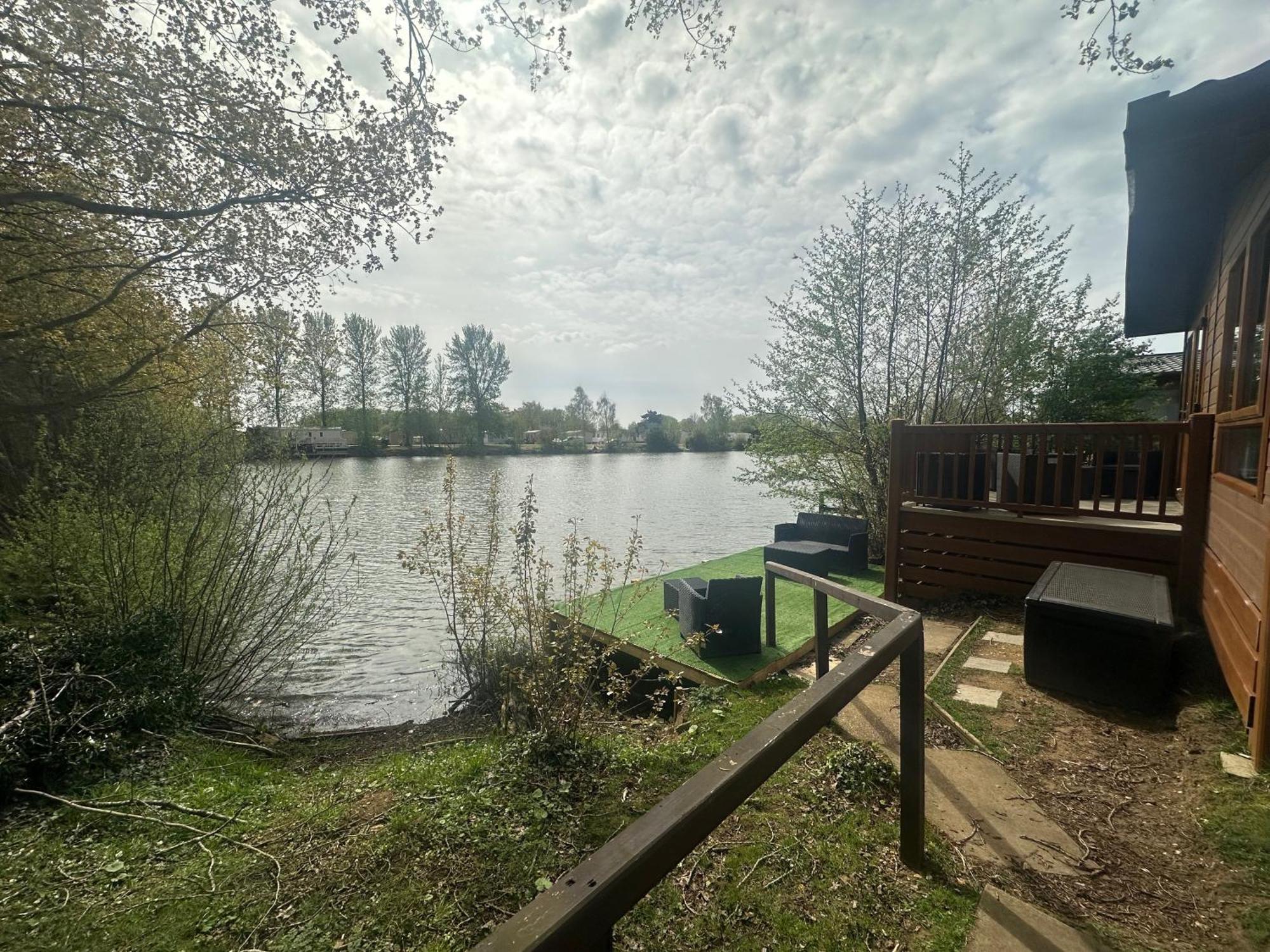 Rudd Lake Luxury Lakeside Lodge With Fishing & Hot Tub@Tattershall Exterior photo